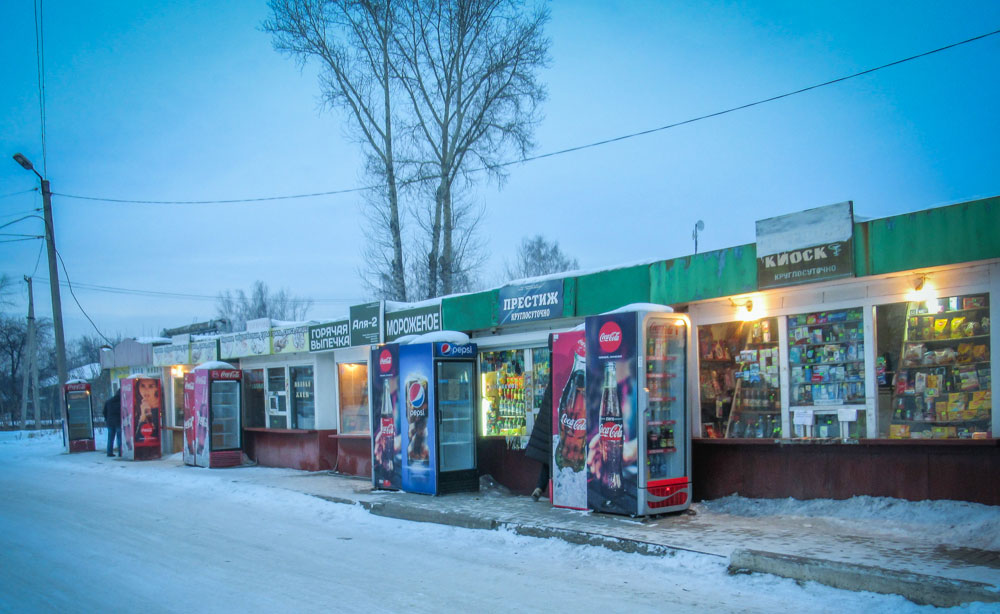 Bevoorradingswinkeltjes vlakbij het station van Tajsjet