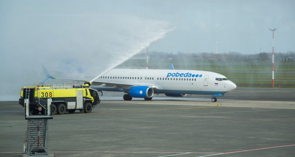 De brandweer doopt het vliegtuig van "Pobeda"
