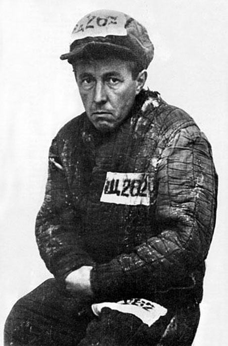 Solzjenitsyn op de dag van zijn vrijlating uit het kamp © solzhenitsyn-exhibition.ru