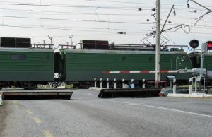 Spoorwegovergang. In Rusland negeer je slagbomen of belsignaal niet