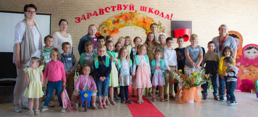 De eerste leerlingen van de Russische school Matrjoshka en hun leerkrachten