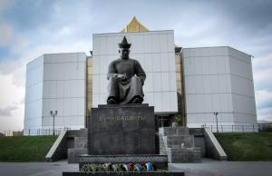 Standbeeld in Kyzyl van Boejan Badyrgy