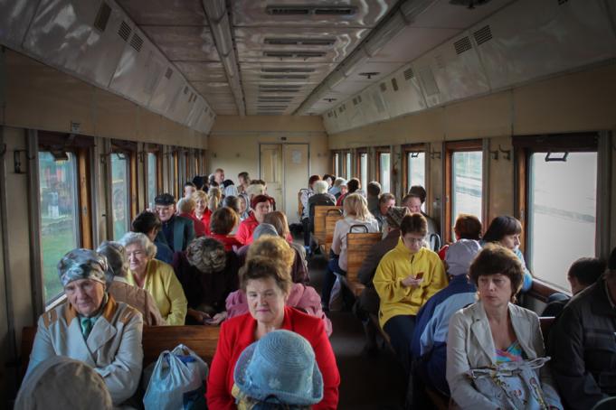 Passagiers in een elektritsjka © www.train-photo.ru