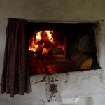Russische kachel dient voor het huis te verwarmen, eten klaar te maken of erop te slapen