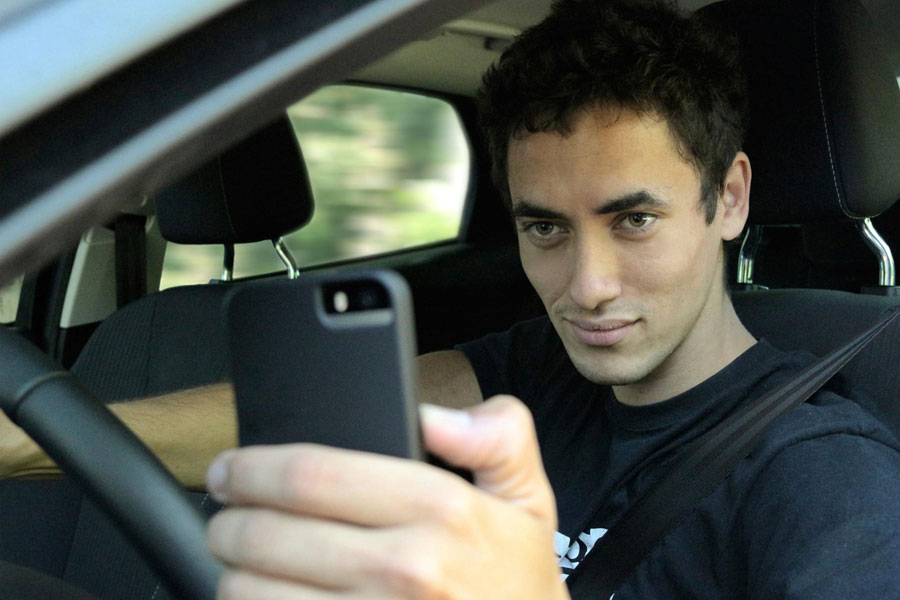 Volgens het Driving Selfie onderzoek van Ford neemt één op vier Europeese autobestuurders een selfie tijdens het rijden. © Ford