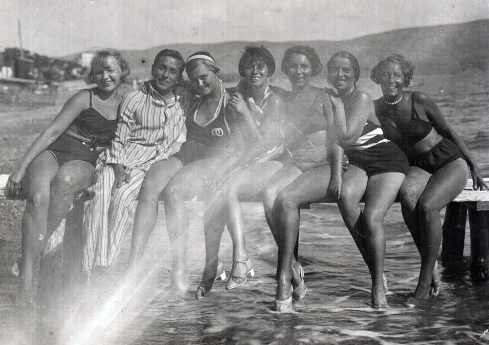 Michail Zosjtsjenko met zijn fanmeisjes, Koktebel, 1937